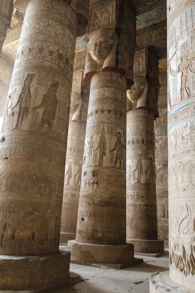 エジプト デンデラのハトホル神殿の大きな柱の間のレリーフ絵画 — ストック写真