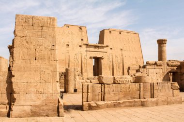 Edfu, Mısır 'daki Horus tapınağının önündeki harabeler.