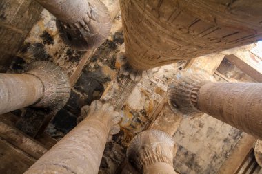 Horus tapınağının tavanını süsleyen muhteşem sütunlar, Edfu.
