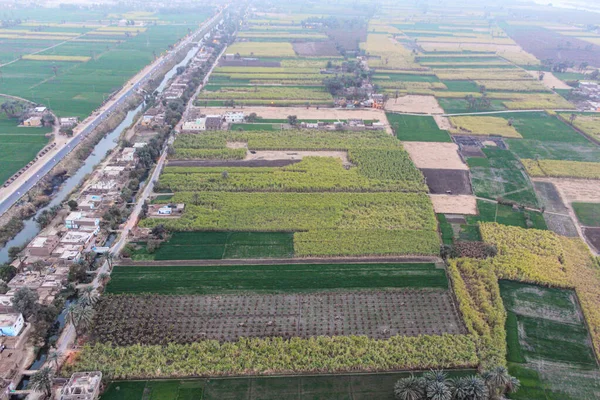 Teb üzerinde sıcak hava balonu turu, Mısır evleri ve tarım arazileri manzarası