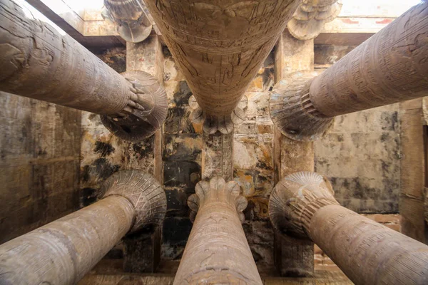 宏伟的柱子支撑着荷鲁斯寺的天花板 — 图库照片