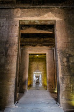Antik Mısır Horus tapınağı Edfu 'ya bakın.