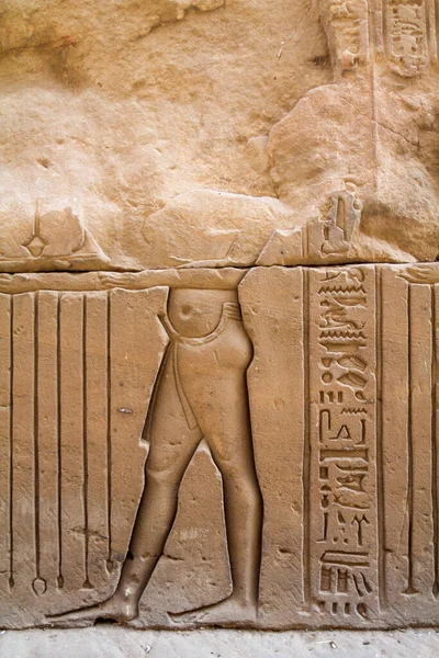 艾德福古埃及荷鲁斯寺 一个人被损坏的浮雕 旁边有象形文字 — 图库照片