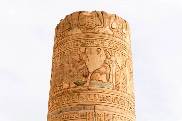 Alívio Antigo Deus Egípcio Hórus Uma Coluna Templo Kom Oombo — Fotografia de Stock