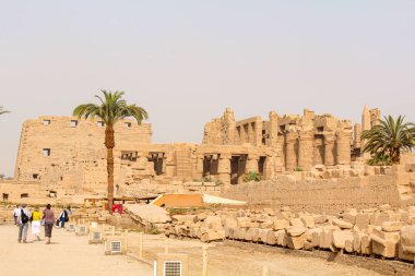 Luxor 'daki ünlü Karnak tapınağı, Mısır' ı keşfeden turistler.