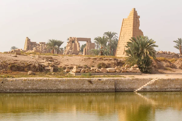 エジプトの水側からルクソールの有名なカルナック寺院 — ストック写真