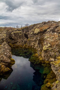 Thingvellir Ulusal Parkı, İzlanda 'da yarık suyla dolu.