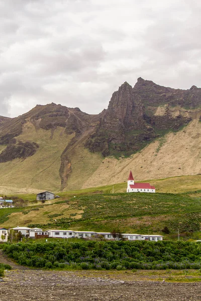 Kostel Červenou Střechou Vik Myrdal Hory Pozadí Island — Stock fotografie