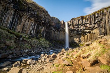 Svartifoss şelalesinin İzlanda 'daki Skaftafell Ulusal Parkı' ndaki ampulü