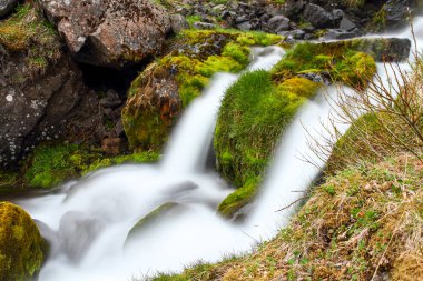 Seydisfjordur kasabasında küçük bir şelale, Doğu İzlanda