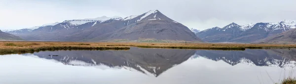Vista Panorâmica Uma Cordilheira Que Reflete Lago Estrada Thjodvegur Islândia — Fotografia de Stock