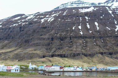 Seydisfjordur, İzlanda 'daki fiyordun diğer tarafına bak