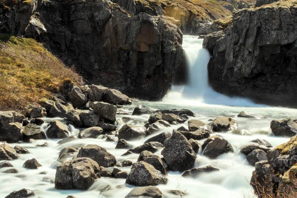 Pequeña Cascada Agua Los Fiordos Del Oeste Islandia — Foto de Stock