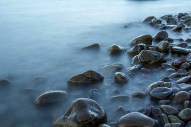 Westfjords sahilinde, İzlanda 'da taşlara zaman aşımı