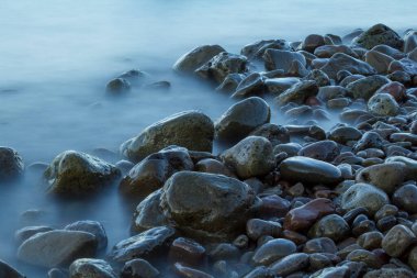 Westfjords sahilinde, İzlanda 'da taşlara zaman aşımı