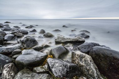 Westfjords sahilinde, İzlanda 'da taşlara zaman aşımı