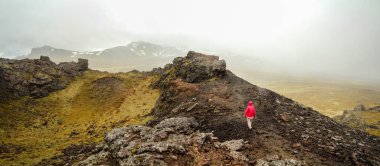 Snaefellsnes Ulusal Parkı 'ndaki volkanik krater manzarasının panoramik görüntüsü.