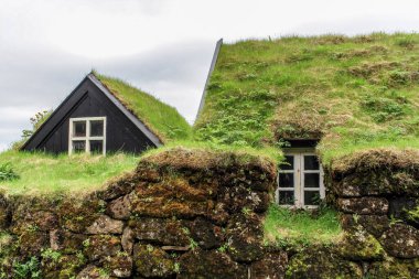 Güney İzlanda 'da geleneksel yöntemlerle inşa edilen çimenlik evler