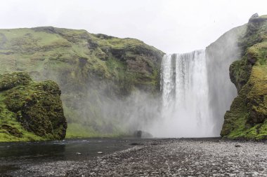 Güney İzlanda 'daki terk edilmiş muhteşem Skogarfoss şelalesine bakın.