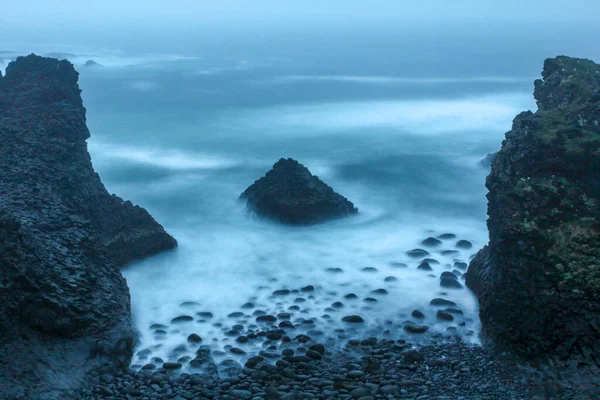 Бурный Прибрежный Пейзаж Арнарстапи Ночью Исландия — стоковое фото