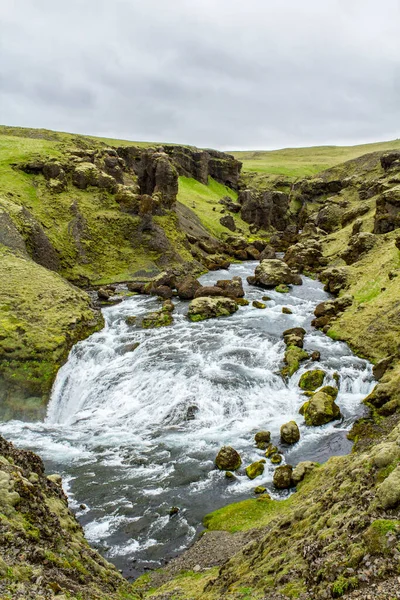 Lenyűgöző Folyó Sziklák Feküdt Benne Fimmvorduhals Túraútvonal Izlandon — Stock Fotó