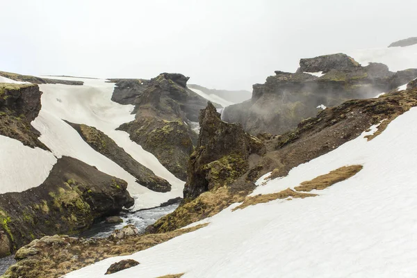 Paisaje Nevado Con Río Sendero Senderismo Fimmvorduhals Islandia —  Fotos de Stock