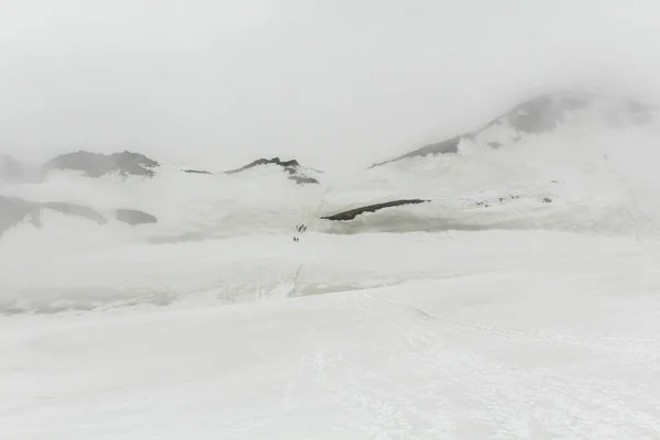 Paisaje Blanco Absoluto Formado Por Nieve Niebla Fimmvorduhals Islandia —  Fotos de Stock