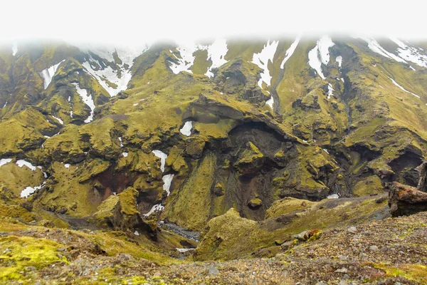 Tal Und Riesiger Berg Den Wolken Bei Thorsmoerk Fimmvorduhals Wanderweg — Stockfoto