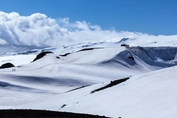 Sol Hermosas Nubes Sobre Paisaje Nevado Fimmvorduhals Sendero Senderismo Islandia —  Fotos de Stock