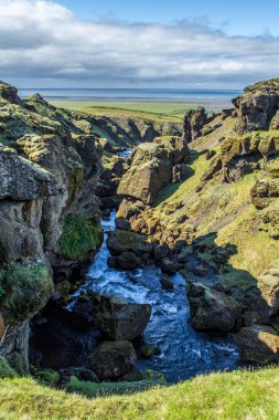 Skogarfoss Nehri 'nin derin kanyonu İzlanda' da Fimmvoerduhals yürüyüş parkurunda