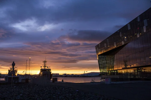 Harpa konser salonu ve İzlanda 'daki Reykjavik limanı üzerinde gün batımı