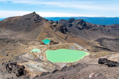 Yeni Zelanda 'nın kuzeyindeki Tongariro Alp Geçidi' ndeki Zümrüt Gölleri manzarası