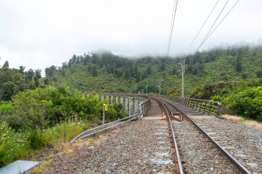 Eski otobüs yolunda tren rayları, Yeni Zelanda 'nın Kuzey Adası' ndaki ünlü dağ bisikleti rotası.