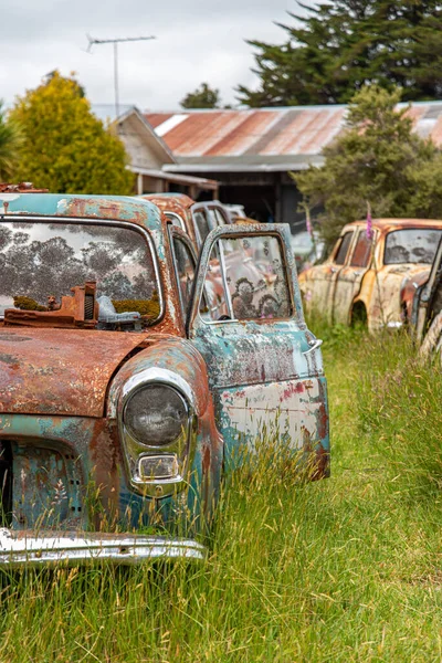 Eski Koç Yolu 'nun sonunda, Yeni Zelanda' nın Kuzey Adası 'ndaki hurdalıkta antika arabalar.