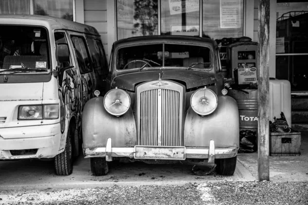 Antieke Auto Een Grote Sloop Aan Het Einde Van Old — Stockfoto