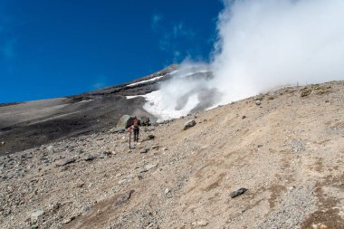 Güneşli bir yaz gününde Taranaki Dağı 'nda yürüyüş, Yeni Zelanda
