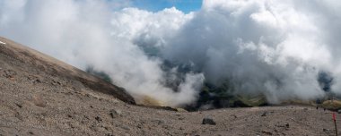 Güneşli bir yaz gününde Taranaki Dağı 'nda yürüyüş, Yeni Zelanda