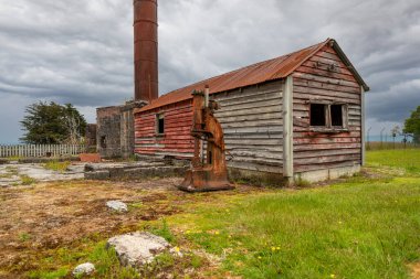 Yeni Zelanda 'nın Güney Adası, Waiuta hayalet kasabasındaki eski maden fabrikası.