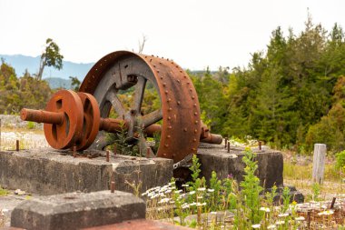 Yeni Zelanda 'nın Güney Adası' ndaki hayalet şehir Waiuta 'daki eski bir maden fabrikasının arazisinde hurda.