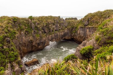 Yeni Zelanda 'nın güney kıyısındaki Güzel Krep Kayaları