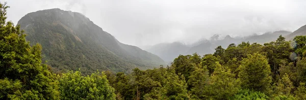 Indrukwekkend Regenwoud Bergen Omgeven Door Prachtige Wolken Milford Sound Snelweg — Stockfoto