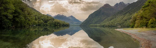 Lago Tranquilo Gunn Parque Nacional Fiordland Paisagem Refletindo Sobre Superfície — Fotografia de Stock
