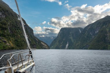 Yelkenli gezisi, Şüpheli Ses, Fiordland Ulusal Parkı, Yeni Zelanda 'nın Güney Adası