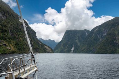 Yelkenli gezisi, Şüpheli Ses, Fiordland Ulusal Parkı, Yeni Zelanda 'nın Güney Adası