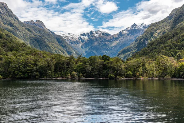 Piękny Krajobraz Górski Otaczający Jezioro Anau Wyspa Południowa Nowej Zelandii — Zdjęcie stockowe