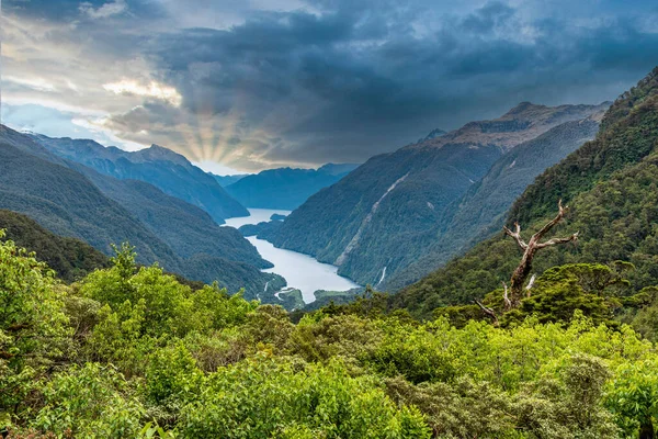 뉴질랜드의 원경을 의심의 소리를 구경함 — 스톡 사진