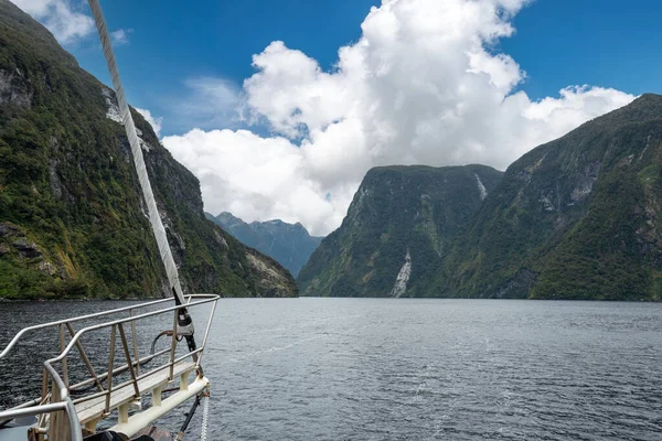 Crucero Velero Por Pintoresco Doubtful Sound Parque Nacional Fiordland Isla —  Fotos de Stock