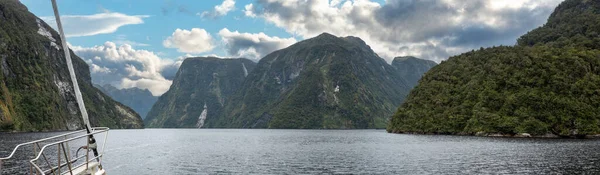 Κρουαζιέρα Ιστιοφόρο Μέσα Από Γραφική Αμφιβολία Ήχου Εθνικό Πάρκο Fiordland — Φωτογραφία Αρχείου