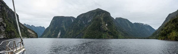 ニュージーランドの南の島 フィールドランド国立公園 風光明媚な疑わしい音を通して帆船クルーズ — ストック写真