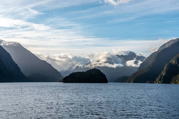 Sol Saliendo Por Doubtful Sound Nubes Colgando Bajo Las Montañas —  Fotos de Stock